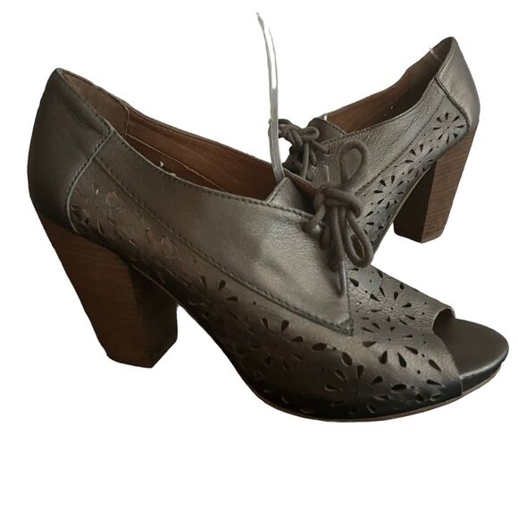 Lucky Brand Pewter Peony Laser Cut Leather Peep Toe Heels Office Party 9.5 - Picture 2 of 14